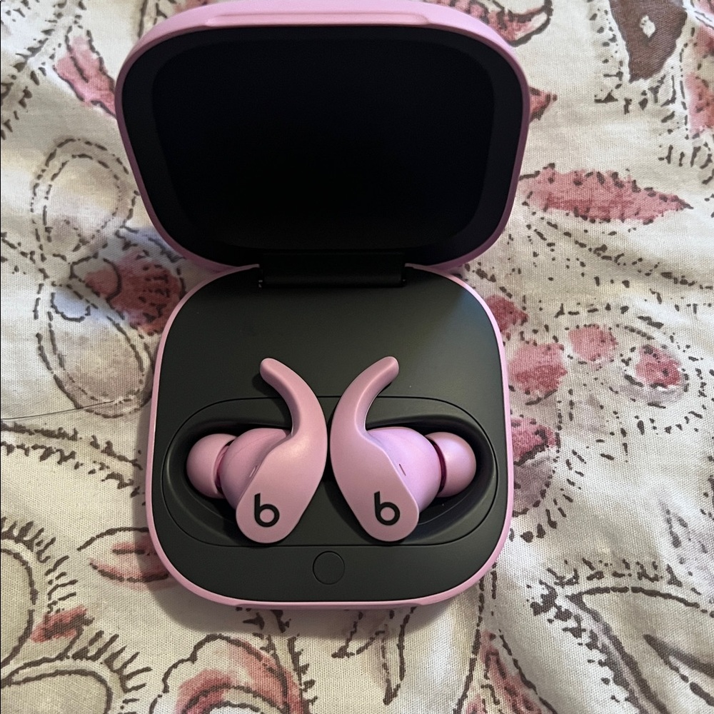 Beats PowerBeats Fit Wireless Earbuds - Picture 2 of 3